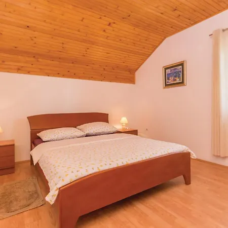 Four-bedroom In Lisicic בית נופש *