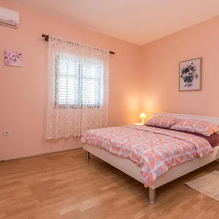 בית נופש Four-bedroom In Lisicic *