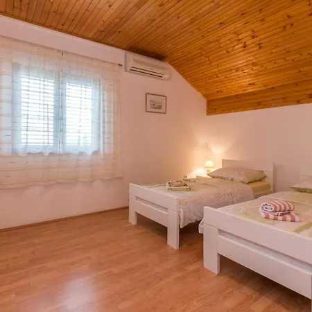 Σπίτι διακοπών Four-bedroom In Lisicic Lisicici