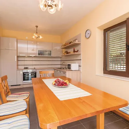 בית נופש Four-bedroom In Lisicic