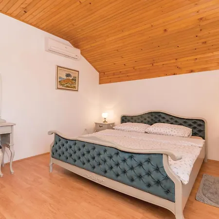 Four-bedroom In Lisicic *