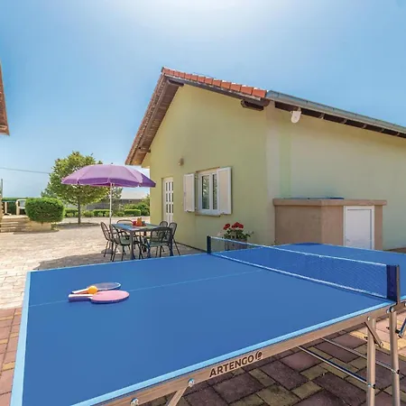 בית נופש Four-bedroom In Lisicic *
