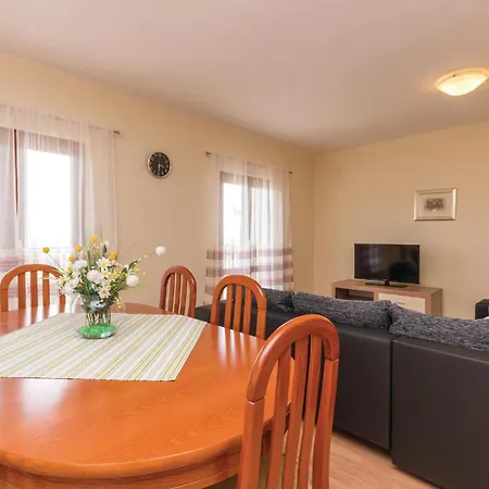 בית נופש Four-bedroom In Lisicic Lisicici
