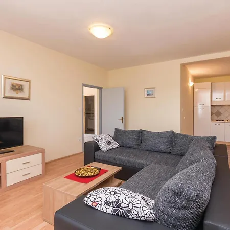Four-bedroom In Lisicic Lisicici
