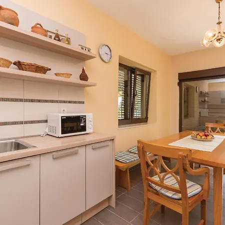 Σπίτι διακοπών Four-bedroom In Lisicic Lisicici