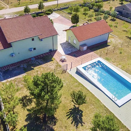 Σπίτι διακοπών Four-bedroom In Lisicic *