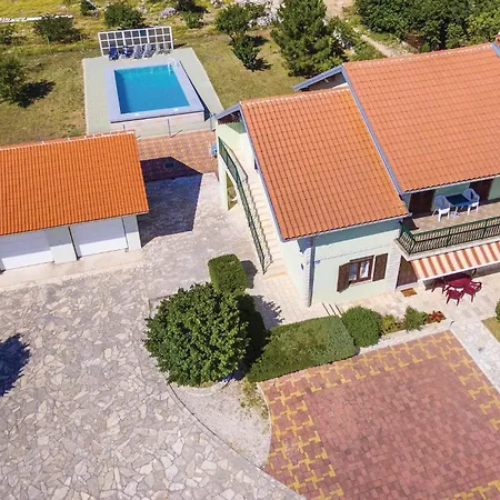 Four-bedroom In Lisicic בית נופש Lisicici