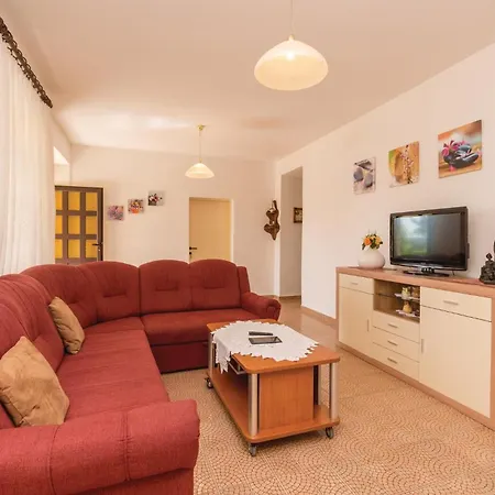 בית נופש Four-bedroom In Lisicic Lisicici