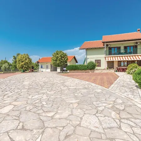 Σπίτι διακοπών Four-bedroom In Lisicic *