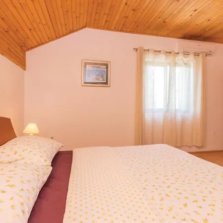 Four-bedroom In Lisicic Lisicici