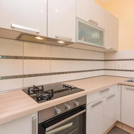 בית נופש Four-bedroom In Lisicic